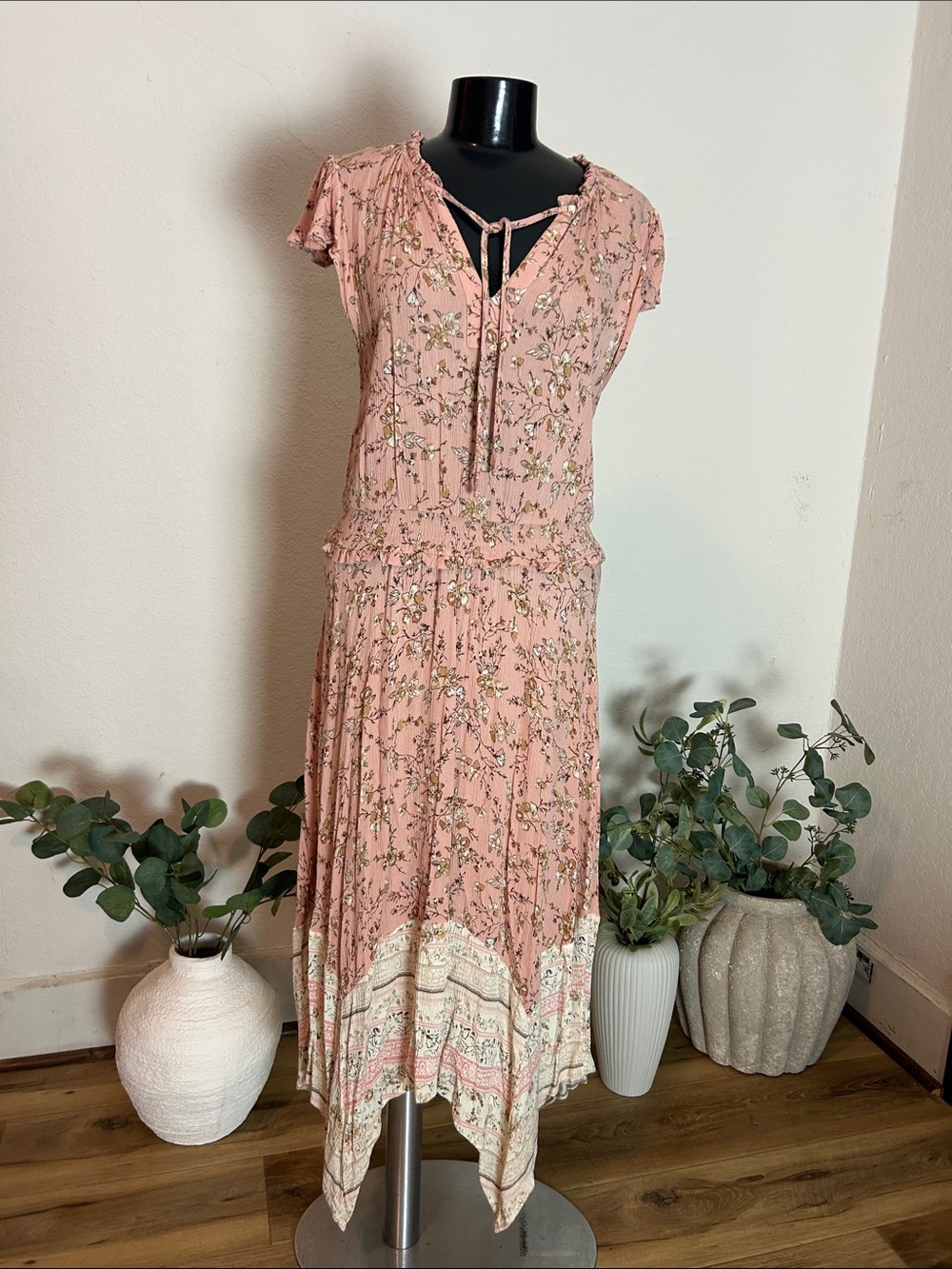Knox Rose, sz L, soft, pink and ivory boho print, handkerchief hem EUC